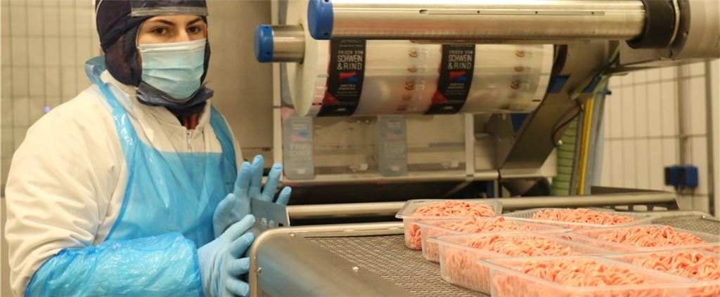 Erkenntnisse einer wissenschaftlichen Studie: Die Arbeitsbedingungen in der fleischverarbeitenden Industrie mit kalter und feuchter Luft sind entscheidende Faktoren für die rasche Ausbreitung des Coronavirus unter den Beschäftigten. Archivfoto: Wewoda