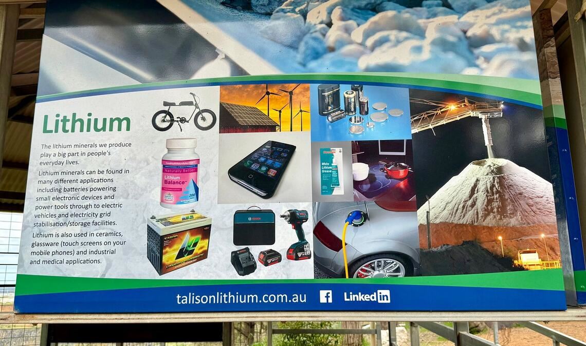 Erklärtafeln am Aussichtspunkt erläutern die Verwendung von Lithium.