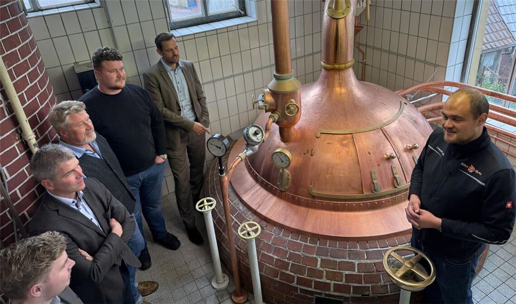 Erklärungen am Braukessel mit (v.re.) Leopold Volk, Landrat Bastian Rosenau, Conrad und Robert Volk, Schultes Matthias Enz und Gemeinderat Nico Gunzelmann. Foto: enz/Enke