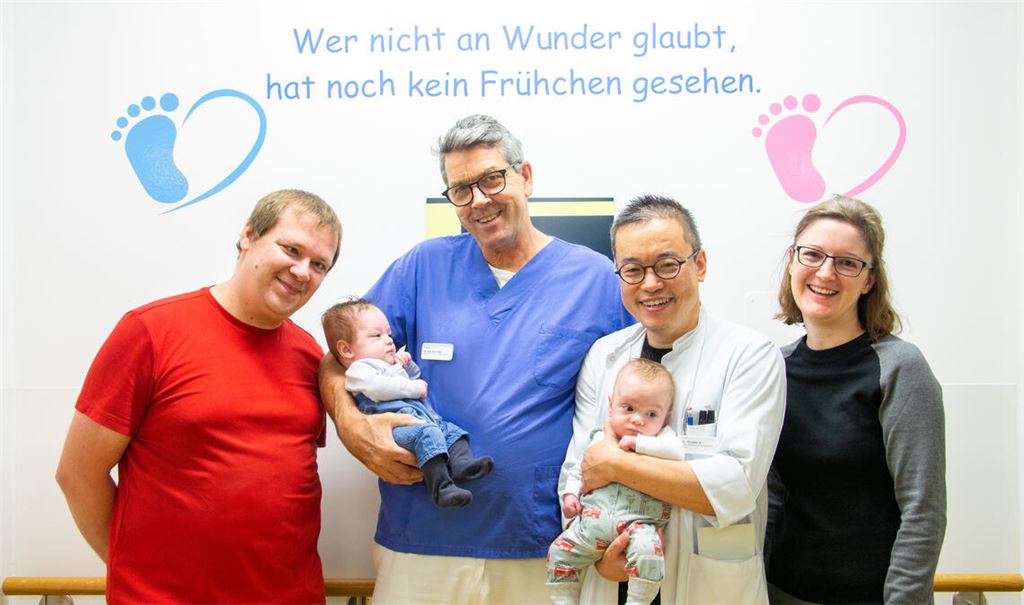 Erleichterte Gesichter: Papa Michael (v.l.), Dr. Kai Siedler (Chefarzt der Kinder- und Jugendmedizin) mit Jonas, Dr. Shaojian Ji (Leitender Oberarzt der Frauenheilkunde und Geburtshilfe) mit Robin und Mama Carina. Foto: Helios/Jahnke
