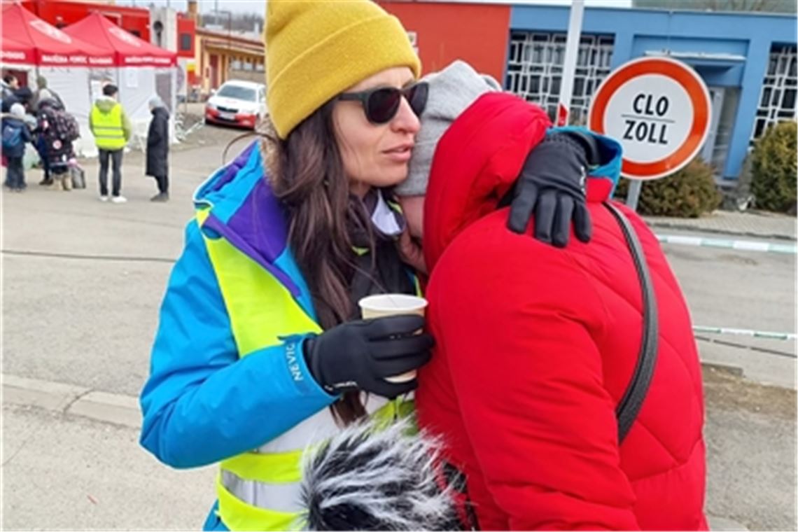 Solidarität ist stärker als die Angst Erleichterung an der Grenze: eine Zwischenstation für die vielen Menschen, die aus der Ukraine fliehen müssen. Fotos: Kopp/Recken
