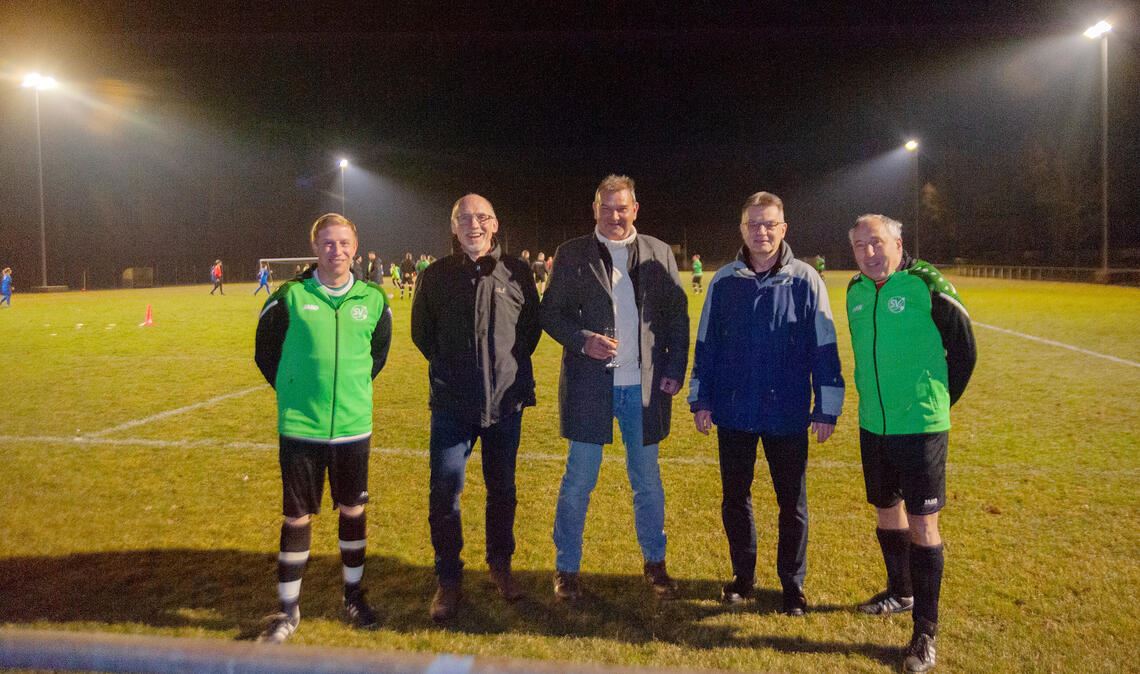 Erleichterung beim SVS (v. li.): Die Vorsitzenden Alexander Kopp (li.) und Wolfgang Hagel (re.) weihen gemeinsam mit Bürgermeister-Stellvertreter Klaus Riekert (2. v. li.), Rudolf Wiltschek von der Firma Resys Regenerative Energiesysteme GmbH (Mitte), und Götz Berger vom Sponsor Sparkasse Pforzheim Calw die neue Flutlichtanlage ein. Foto: Fotomoment