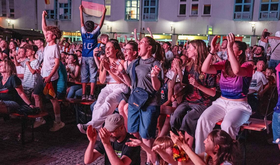 Erleichterung bricht sich Bahn: Nach dem 2:0-Sieg in Dortmund wird auch in Mühlacker lautstark gejubelt, denn das Fußballfest geht für Fans der DFB-Elf weiter. Fotos: Recken