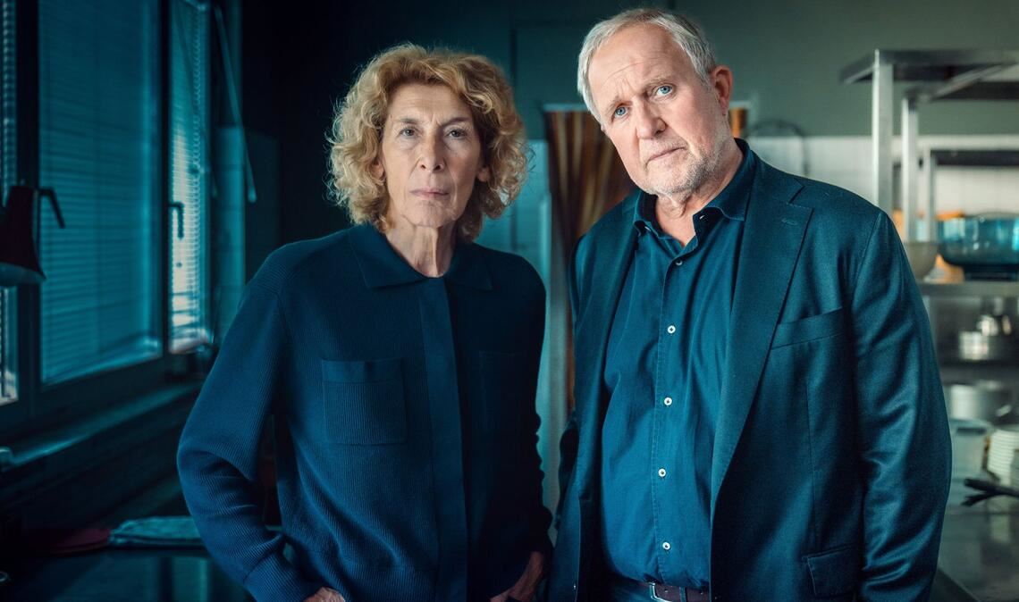 Ermitteln im Sonnenhof: Adele Neuhauser (Rolle: Bibi Fellner, li.), Harald Krassnitzer (Rolle: Moritz Eisner).