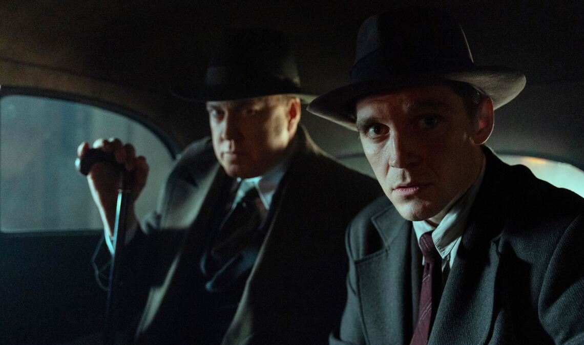 Ermittler Jan Morava (Jonas Nay, r.) und der Gestapomann Buback (Nicholas Ofczarek, l.) bilden ein gegensätzliches Tandem – aber unfreiwillig.