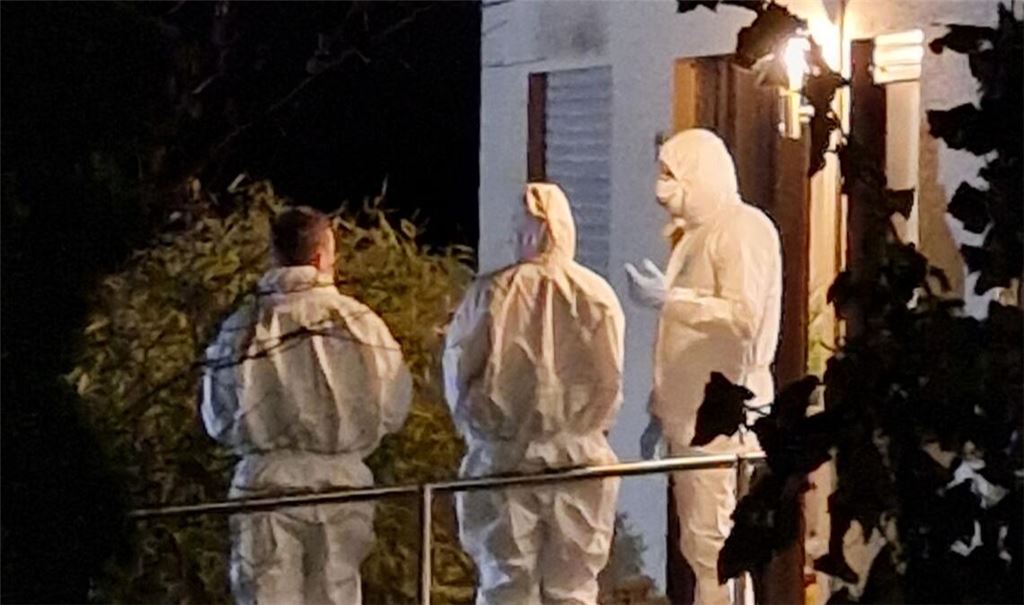 Ermittler bei der Spurensicherung am Tatort.