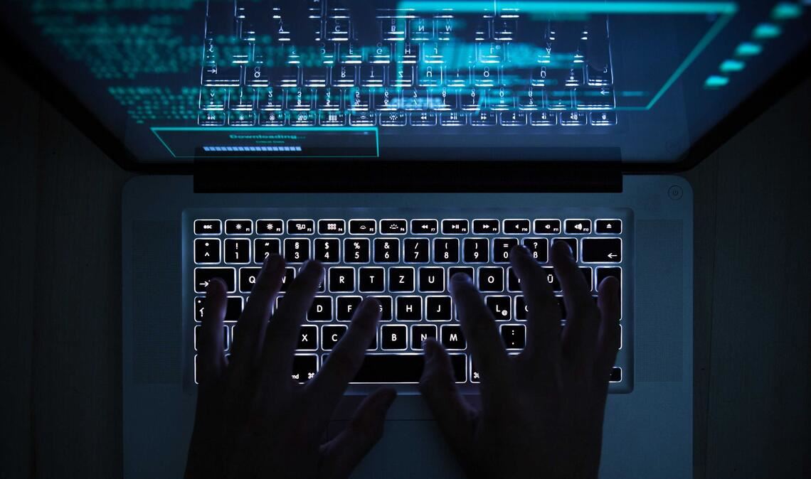 Ermittler haben 18 Verdächtige festgenommen, die über fingierte Streaming- und Datingseiten Kreditkarten missbraucht haben sollen. (Symbolbild)