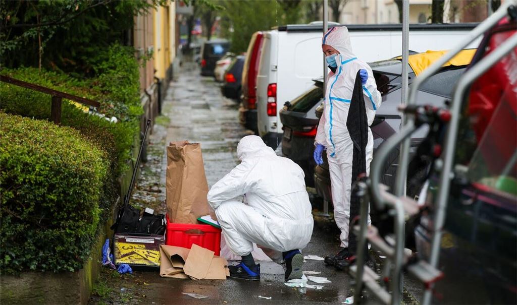 Ermittler sammeln Spuren am Tatort in Witten.