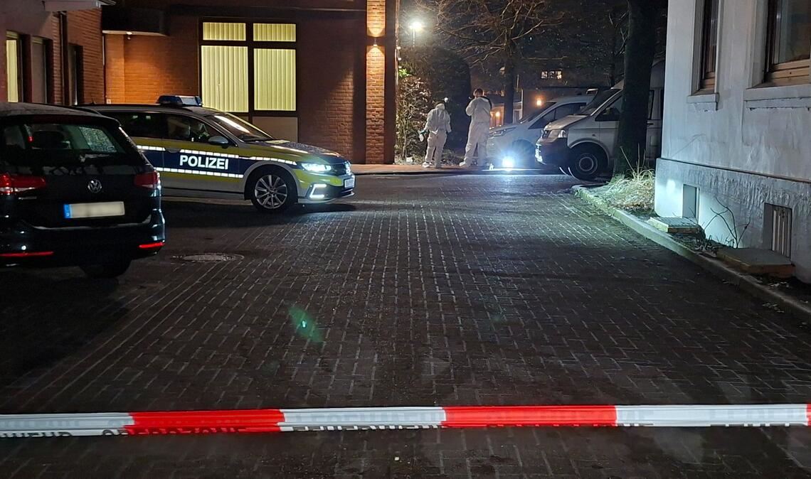 Ermittler suchen nach einem Bankeinbruch nach Spuren.