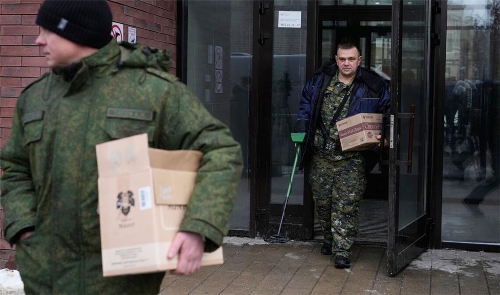 Ermittler verlassen das Gebäude, in dem die Schüsse auf den General abgefeuert wurden - er selbst liegt im Krankenhaus.
