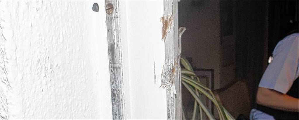 Ermittlungen am Tatort: Einbruchspuren am Fensterrahmen zeugen von ungebetenem Besuch – und oft kommen die Täter am helllichten Tag. 