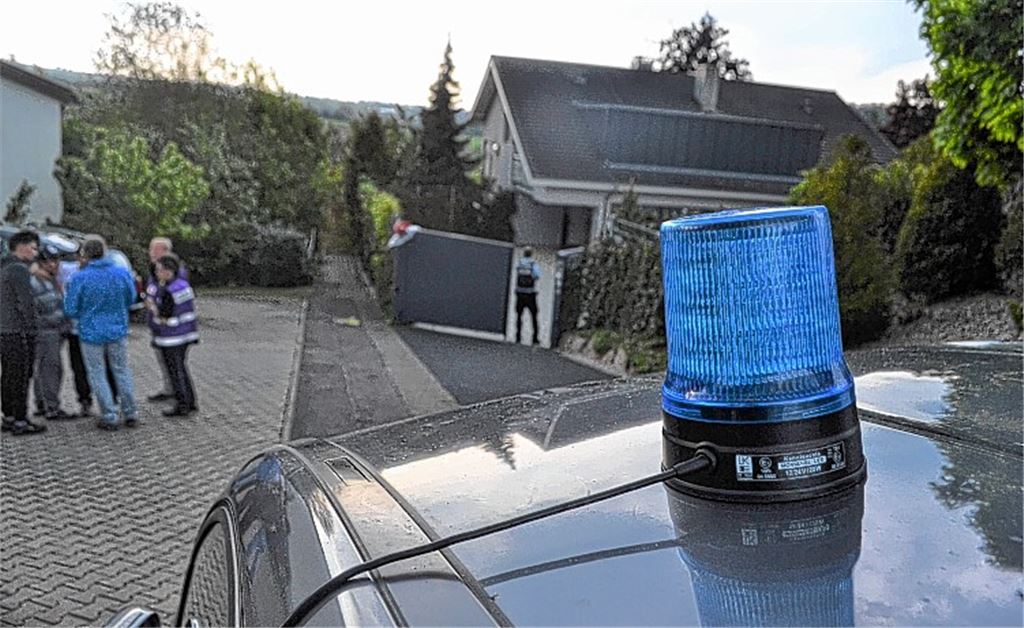 Ermittlungen am Tatort in einem Wohngebiet im Tiefenbronner Ortsteil Mühlhausen.Archiv