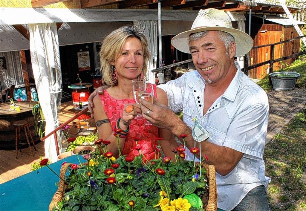 Erneuern ihr Eheversprechen und bieten vier tolle Tage mit Livebands als Start in den Mai: Wolfgang Kienzle und seine Frau Renate vom Maulbronner Musicpark Live. 