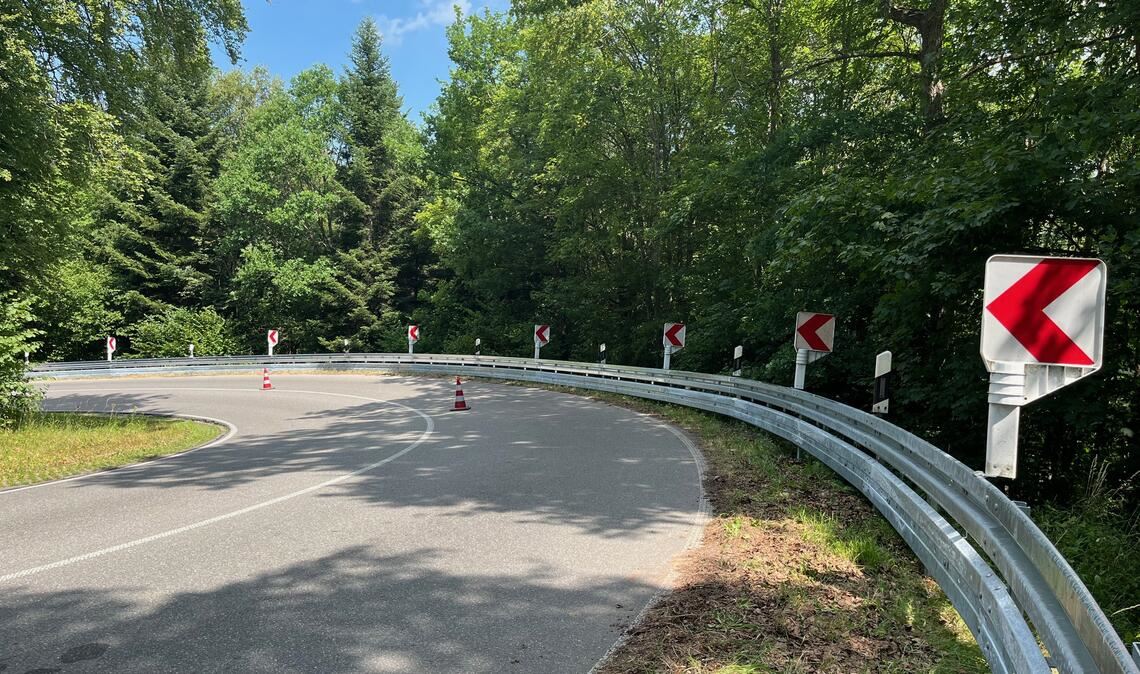 Erneuerte Schutzplanke mit installiertem Unterfahrschutz an der L753 unterhalb von Steinegg. Foto: Enzkreis/Urbansky