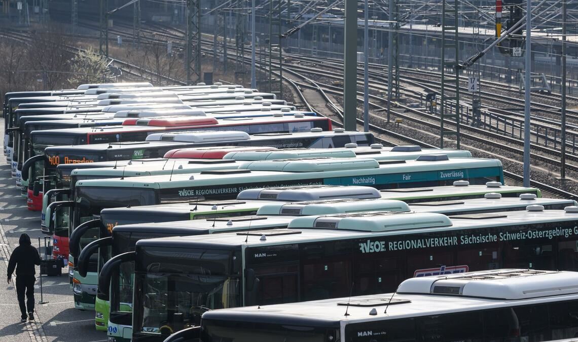 Erneut bleiben Busse und Bahnen wegen eines Warnstreiks in vielen Bundesländern in den Depots. (Archivbild)