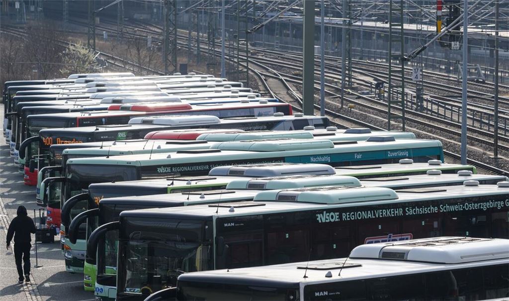 Erneut bleiben Busse und Bahnen wegen eines Warnstreiks in vielen Bundesländern in den Depots. (Archivbild)