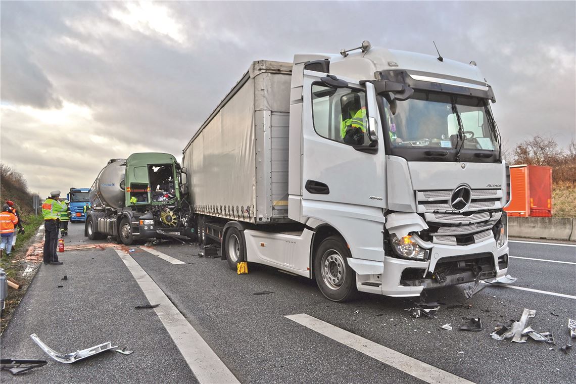 Lkw kracht ins Stauende 910_0008_164180_myro_schwerer_Unfall_A8_Pf_Nord_3_b