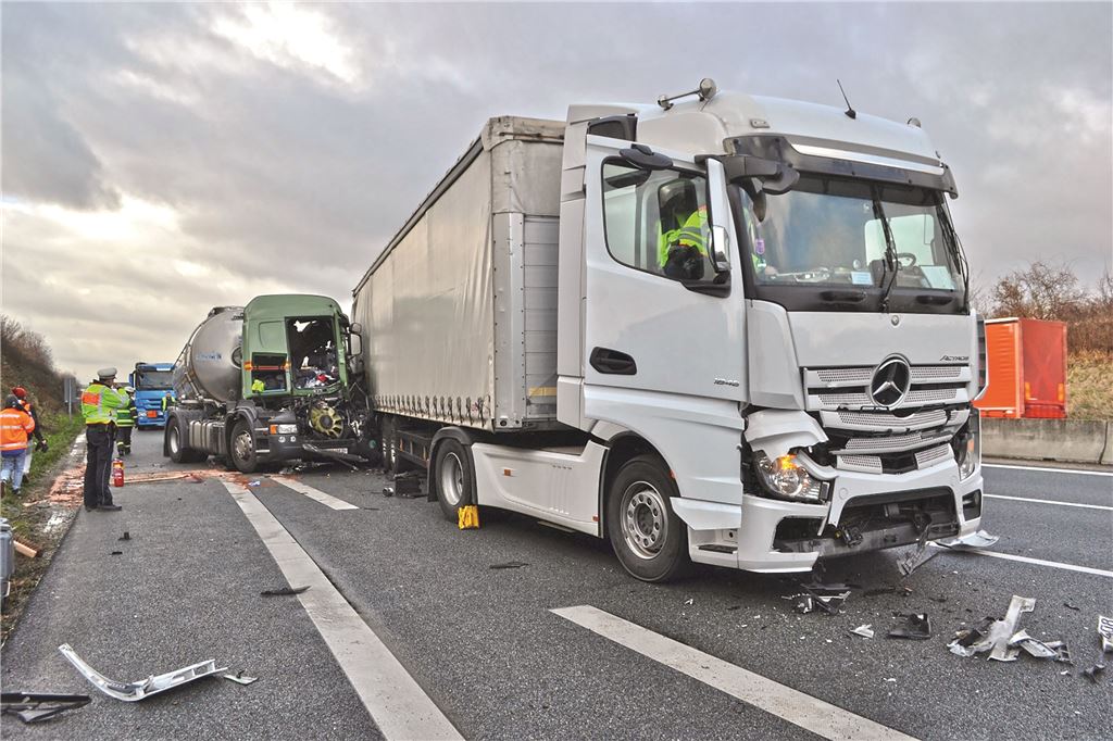 910_0008_164180_myro_schwerer_Unfall_A8_Pf_Nord_3_b