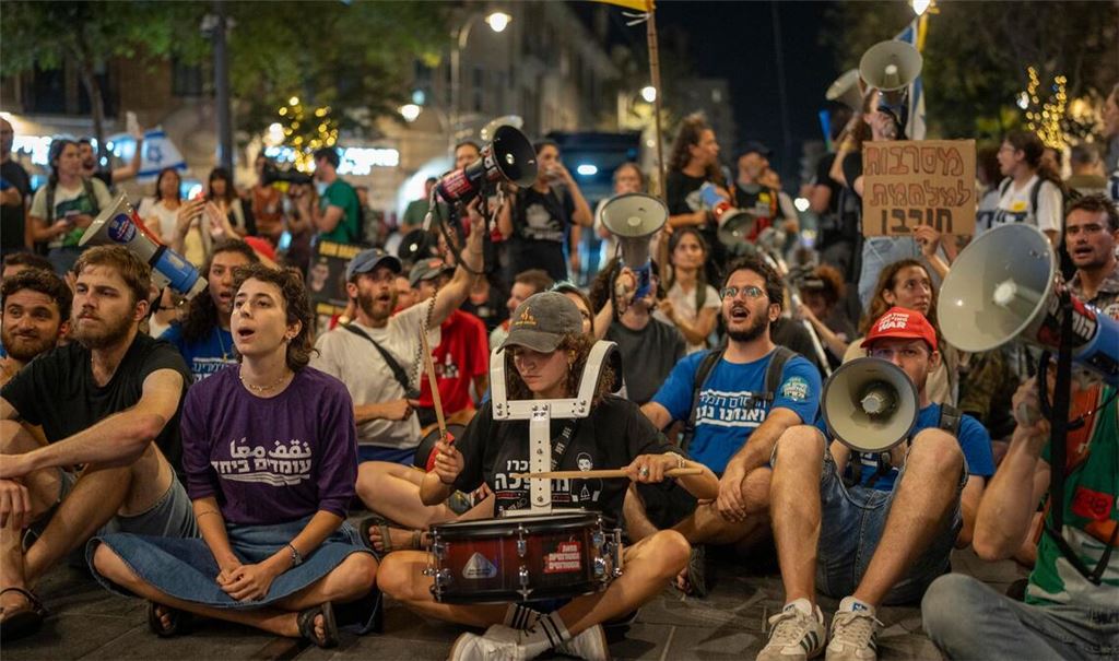 Erneut fordern Demonstranten in Israel von ihrer Regierung ein Abkommen zur Beendigung des Krieges.
