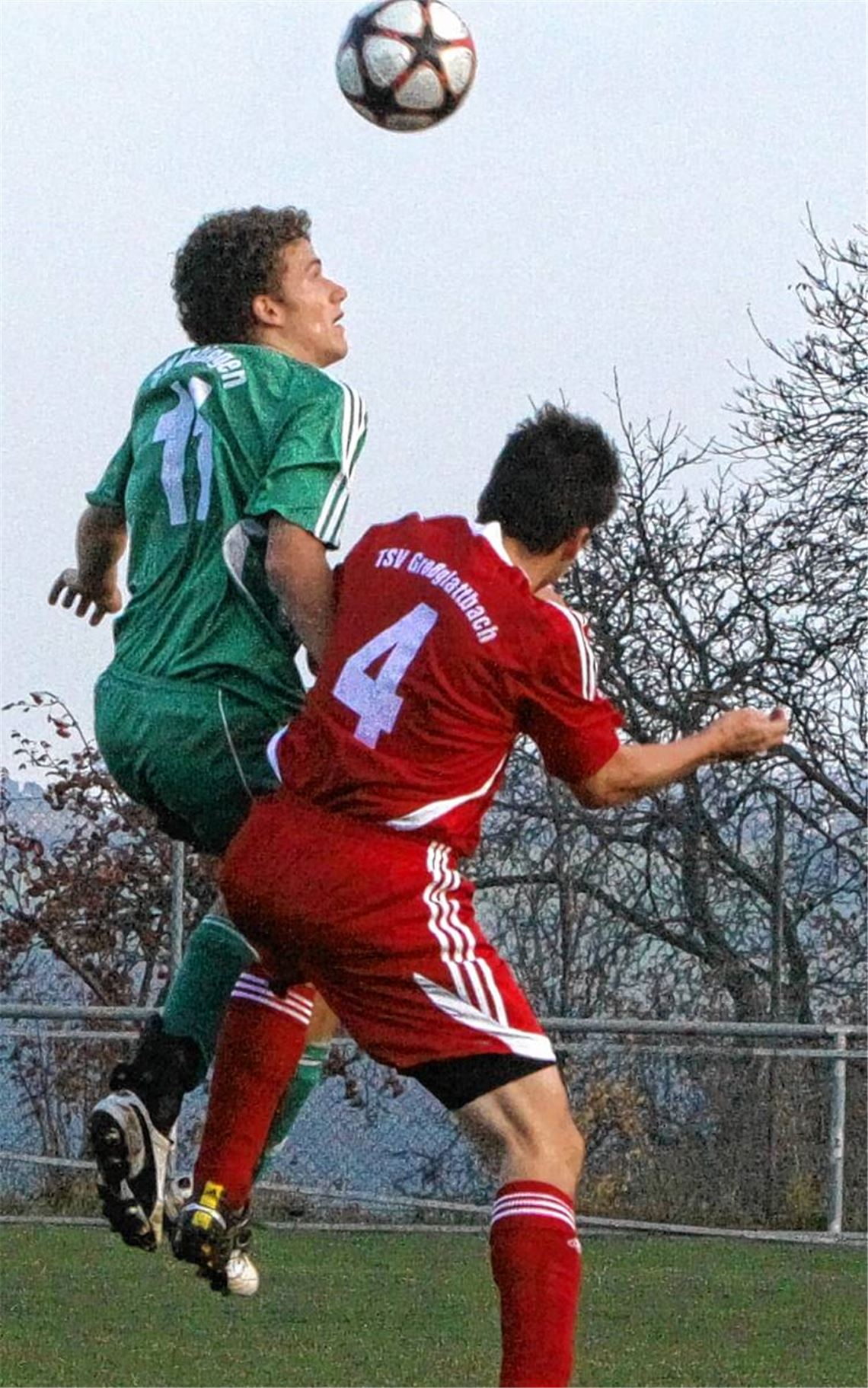 Erneut gelingt Julian Schreder (li., gegen Dirk Schäfer) ein Hattrick für Iptingen.  Foto: Eigner