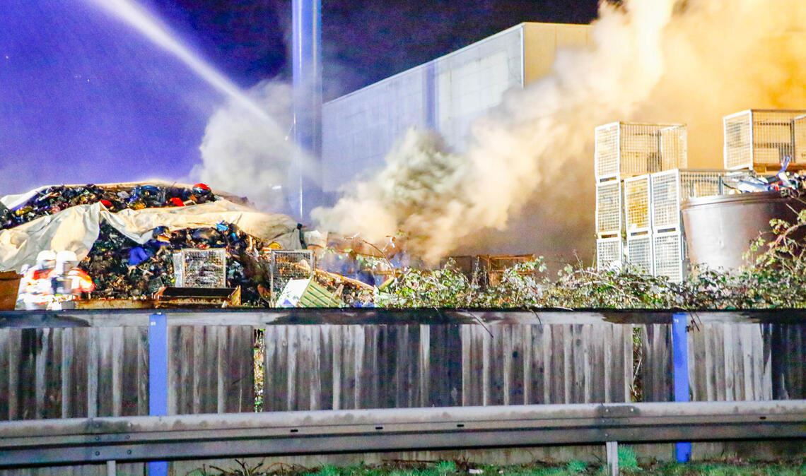 Erneut gerät Elektroschrott auf dem Gelände eines Recyclingbetriebs in Enzberg in Flammen und zieht einen Großeinsatz der Feuerwehr nach sich. Fotos: Fotomoment (2)/Einsatzreport24