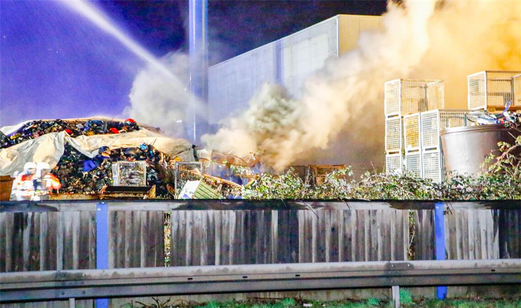 Erneut gerät Elektroschrott auf dem Gelände eines Recyclingbetriebs in Enzberg in Flammen und zieht einen Großeinsatz der Feuerwehr nach sich. Fotos: Fotomoment (2)/Einsatzreport24