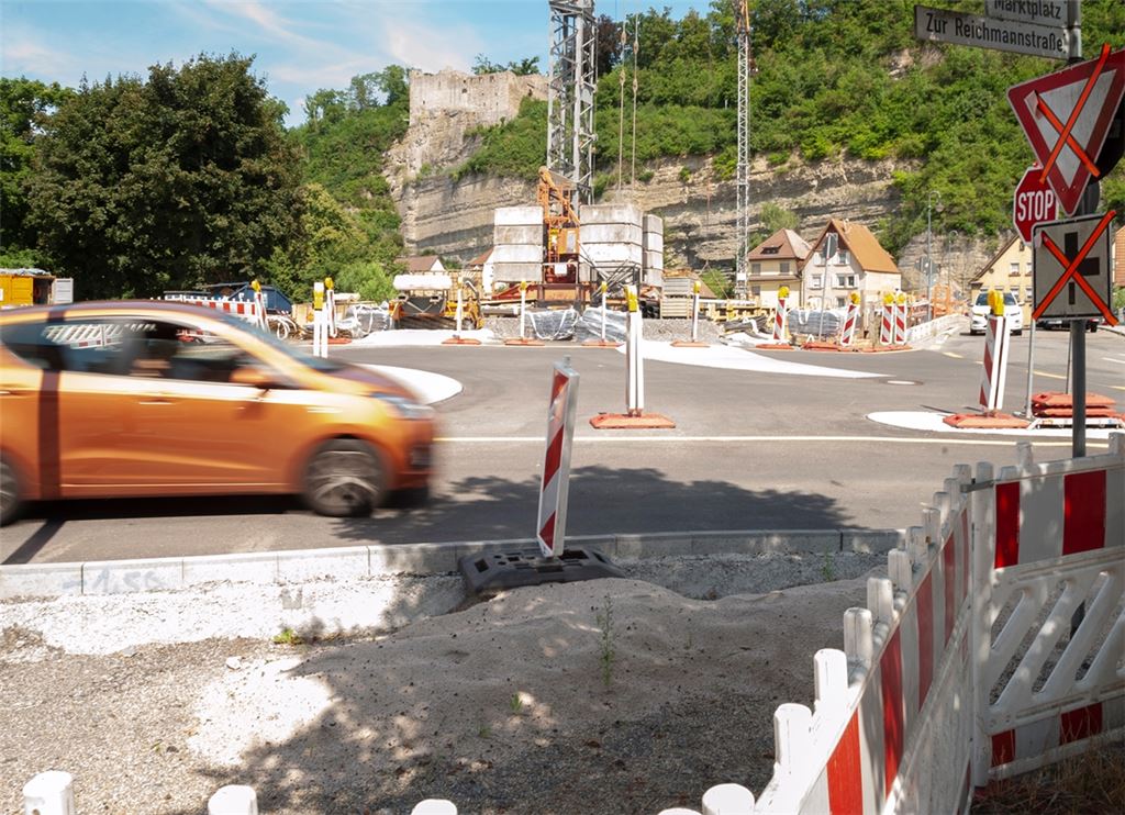 Erneut hat sich die Verkehrsführung rund um die Baustelle zwischen Mühlacker und Dürrmenz geändert. Foto: Fotomoment
