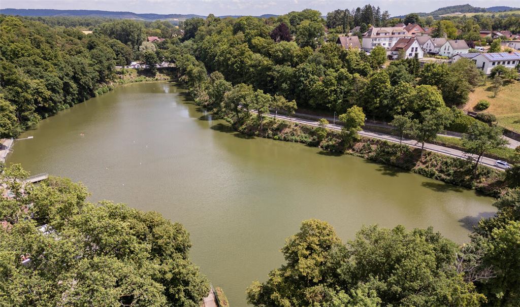 Erneut muss ein Rettungsteam zum Tiefen See in Maulbronn ausrücken. Am Donnerstag kommt jede Hilfe für einen älteren Schwimmer, der noch an Land geholt werden kann, zu spät. Symbolfoto: Fotomoment