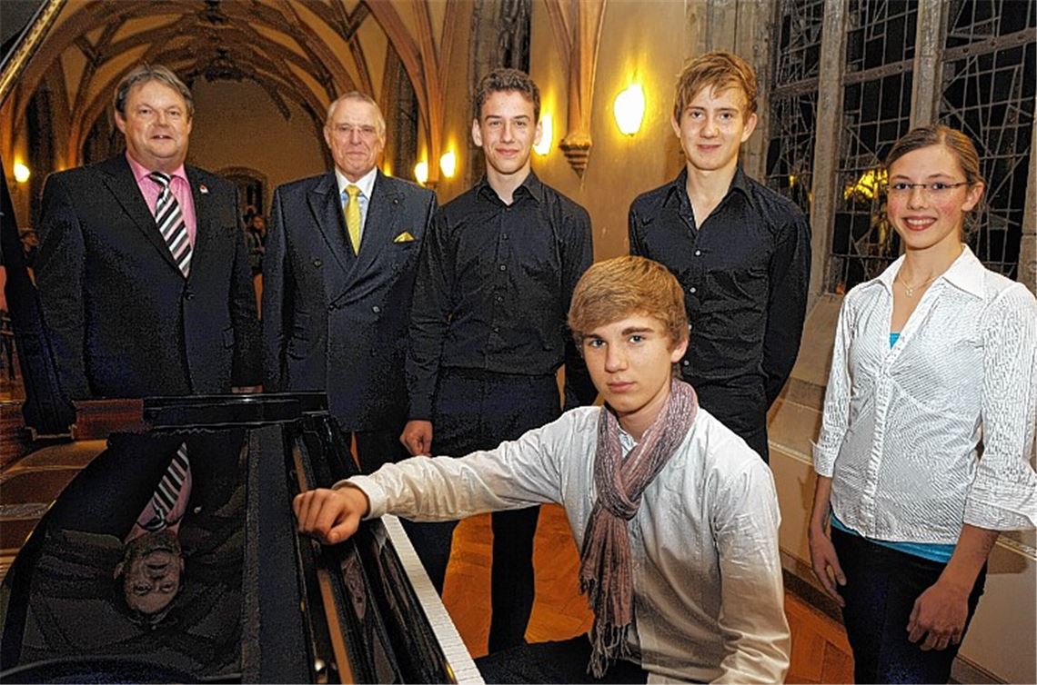 Erneut ruft der Rotary Club Mühlacker-Enzkreis talentierte junge Künstler dazu auf, sich um das Musik-Stipendium zu bewerben, das sich in der bis dato letzten Auflage der Pianist Igor Alexander Knebel (hinten Mitte) gesichert hat.