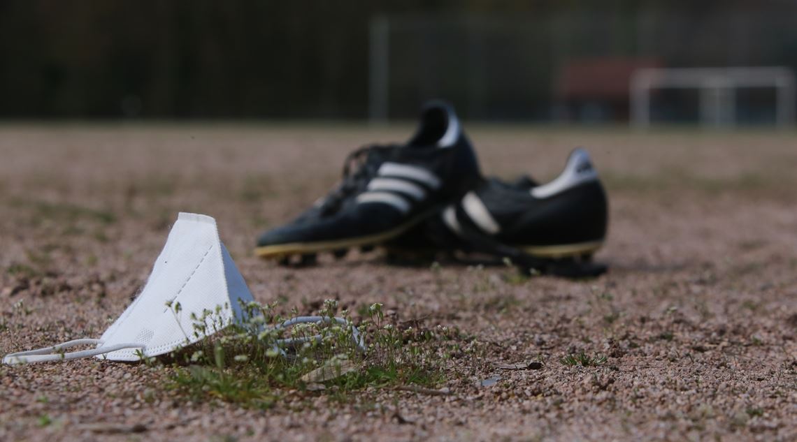 Erneut steht die Saison im Zeichen der Pandemie, die Fußballverbände wollen den Spielbetrieb aber trotz steigender Infektionszahlen aufrecht erhalten. Archivfoto: Huber
