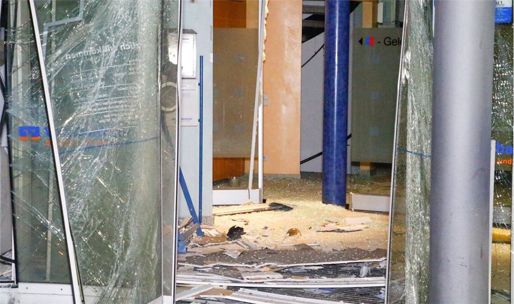 Erneut wird eine Bankfiliale, dieses Mal in Eutingen, durch die versuchte Sprengung eines Geldautomaten verwüstet. Foto: Einsatz-Report 24