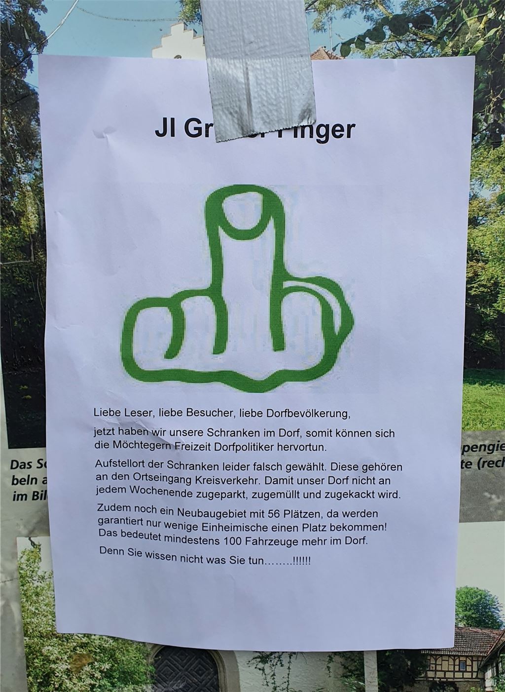 Erneut zeigt ein anonymer Urheber den Besuchern und Kommunalpolitikern in Mühlhausen den „Stinkefinger“.privat