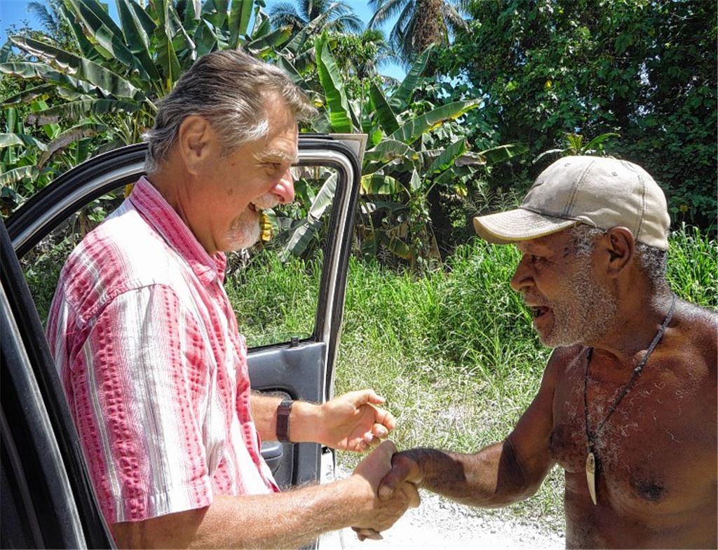Erneute Ankunft in Papua-Neuguinea: Rolf Weinert, der hier schon lange kein Fremder mehr ist, begrüßt einen alten Freund. Fotos: privat