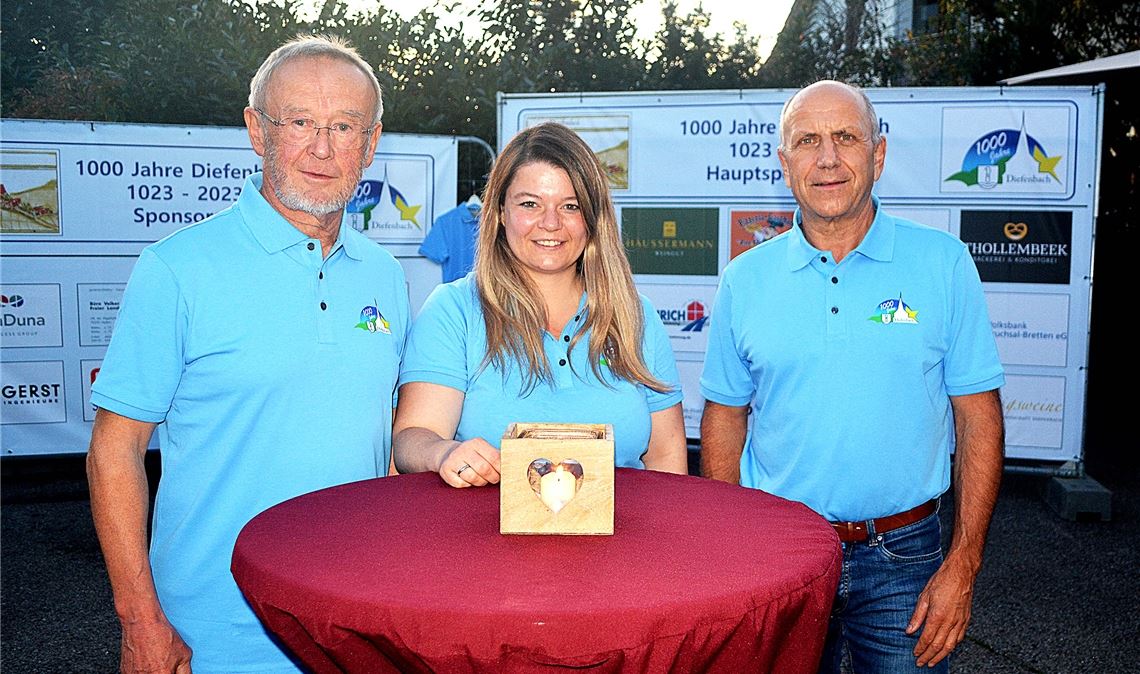 Ernst Falk (li.), Antonia Walch und Rainer Falk stellen das Jubiläumsprogramm vor. Foto: Stahlfeld