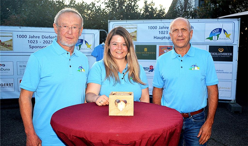 Ernst Falk (li.), Antonia Walch und Rainer Falk stellen das Jubiläumsprogramm vor. Foto: Stahlfeld