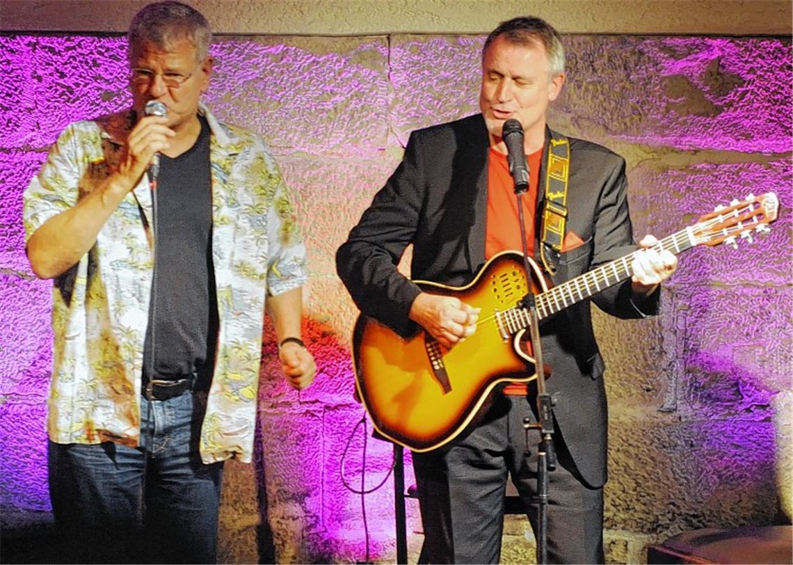 Ernst Mantel (re.) und Werner Koczwara landen mit ihren Pointen im Knittlinger Kulturkeller Volltreffer. 