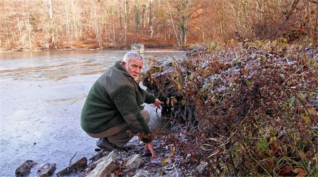 Ernst Maurer, Ehrenvorsitzender des Angelsportvereins Illingen, macht auf gravierende Schwachstellen am Damm des mittleren Klostersees aufmerksam. 