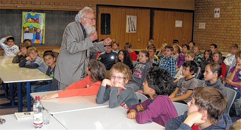 Ernst Pillick rezitiert an der Schule. Foto: privat