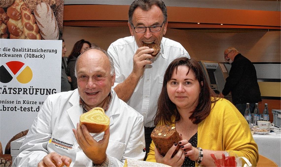 Ernst Schwefel vom Institut für die Qualitätssicherung von Backwaren (li.), mit Manfred Förster und Anja Bormeth von der Bäcker-Innung Nordschwarzwald. Foto: Wacker