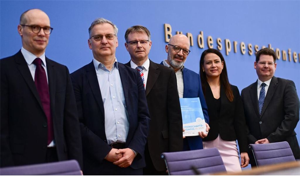 Ernst,  nicht hoffnungslos – lautet die Vorhersage der Wirtschaftsforscher Stefan Ederer (WIFO), Torsten Schmidt  (RWI), Stefan Kooths (Kiel Institut für Weltwirtschaft), Timo Wollmershäuser (Ifo), Geraldine Dany-Knedlik (DIW Berlin) und Oliver Holtemöller (IWH, von links).