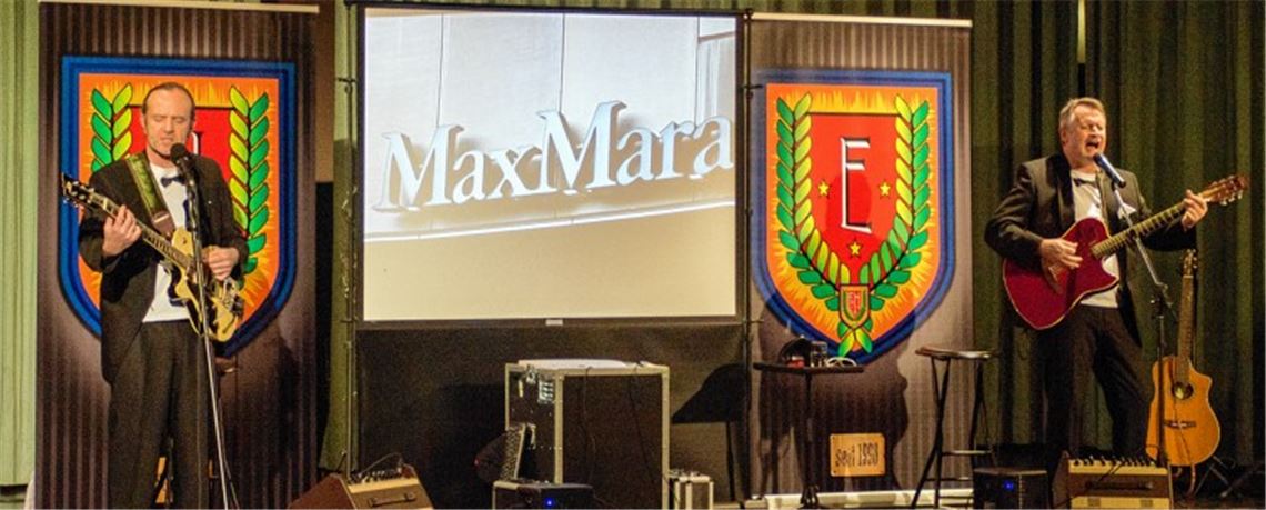 Ernst und Heinrich alias Ernst Mantel und Heiner Reiff unterhalten ihr Publikum auch mit zahlreichen Musikbeiträgen.