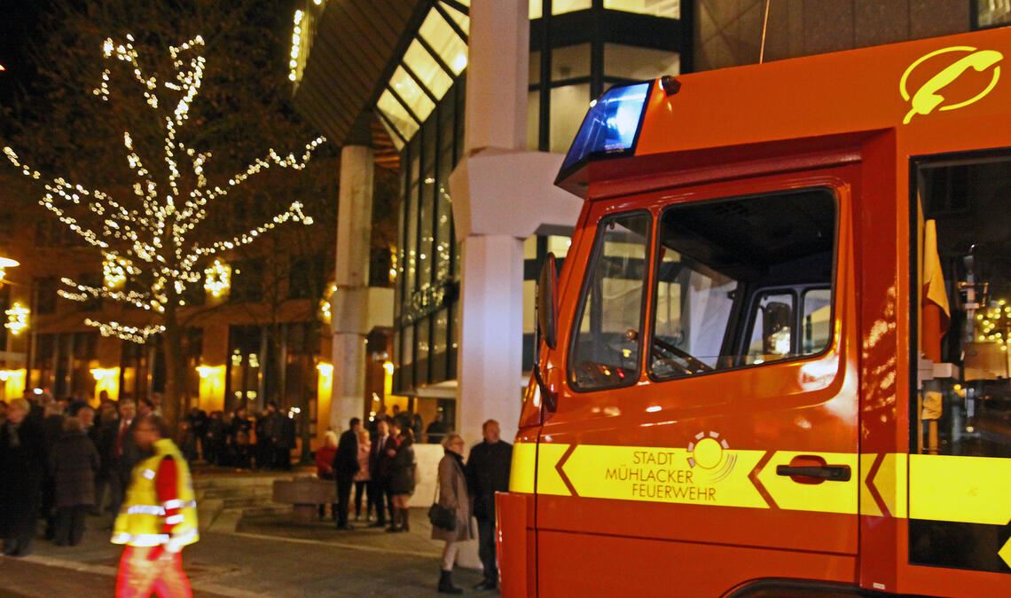 Ernstfall in Mühlacker: Im Dezember 2011 muss bei einem Konzert des Musikvereins wegen eines Schmorbrands in der Zwischendecke der Mühlehof-Saal geräumt werden. Foto: Archiv