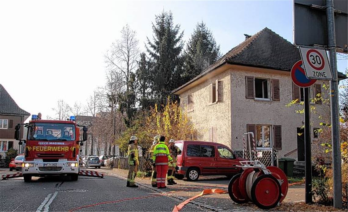 Ernstfall um die Ecke: Die Feuerwehr, deren Hauptwache nur wenige Meter vom Einsatzort entfernt ist, hat den Brand in einem Haus neben der alten Käppele-Turnhalle schnell im Griff.