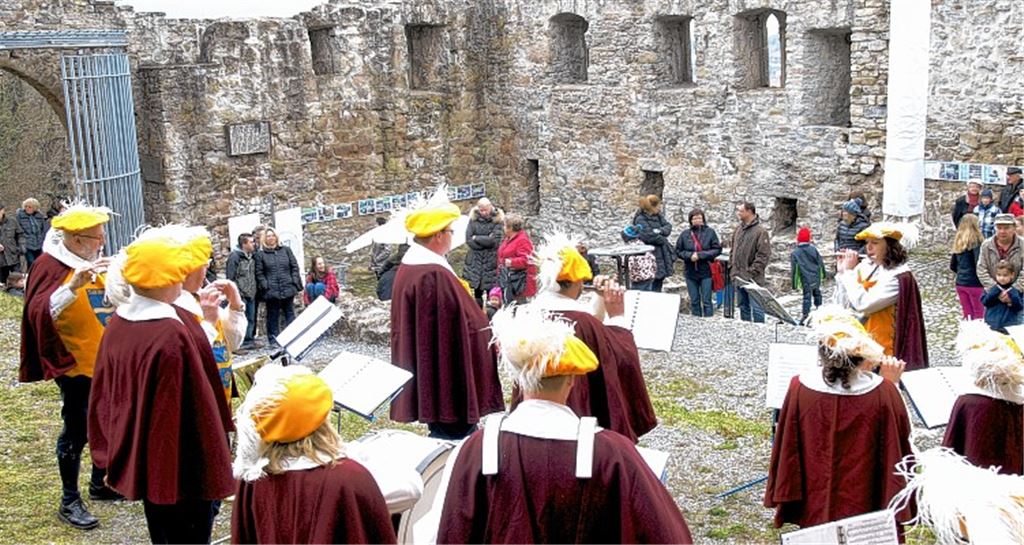 Eröffnung der Löffelstelz-Burgsaison: das Trommler- und Pfeiferkorps Mühlacker spielt.