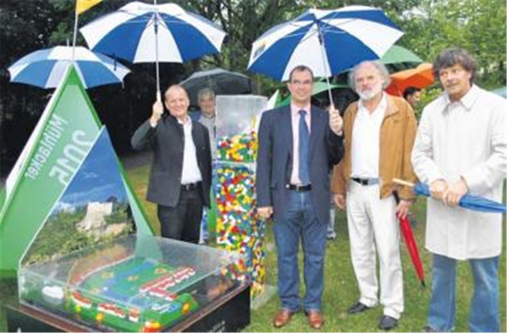 Eröffnung der Wanderausstellung mit Bürgermeister Winfried Abicht (v. li.), OB Frank Schneider, Professor Hubert Möhrle von der Fördergesellschaft und Planer Johann Senner. 
Fotos: Stahlfeld