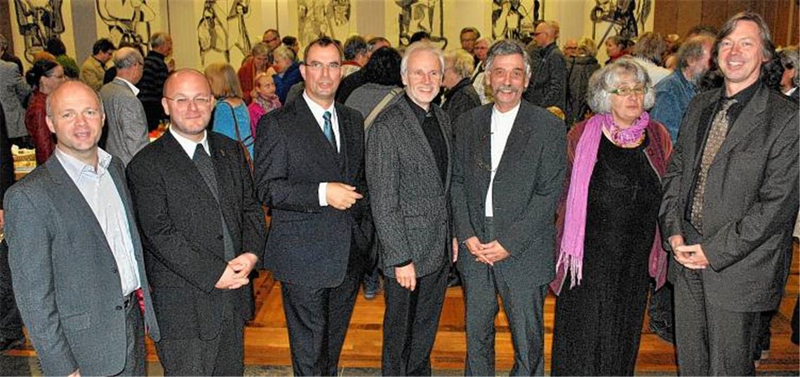 Eröffnung mit Pastor Peter Wittenzellner (v.l.), Dekan Claus Schmidt, Oberbürgermeister Frank Schneider, Pfarrer Theodor Tröndle, Dekan Ulf van Luijk, Künstlerin Sigrid Baumgärtner-Förschler und Theologie-Professor Thomas Schlag.