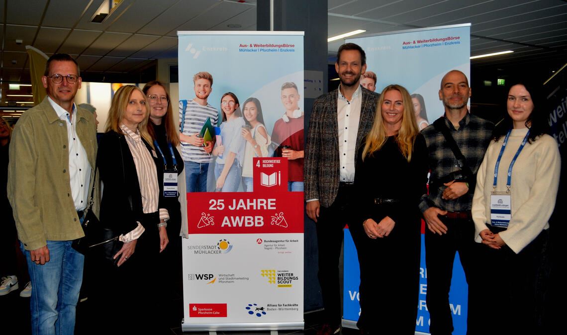 Eröffnung mit Sekt und Oberbürgermeister Stephan Retter (v.li.), Schulleiterin Uta Talke-Trübenbach, Theresa Werder (Mattfeldt und Sänger Messe AG), Landrat Bastian Rosenau, Linda Marschall und Jochen Enke (beide Wirtschaftsförderung Enzkreis) und Pia Brader (Mattfeldt und Sänger Messe AG). Fotos: Stahlfeld