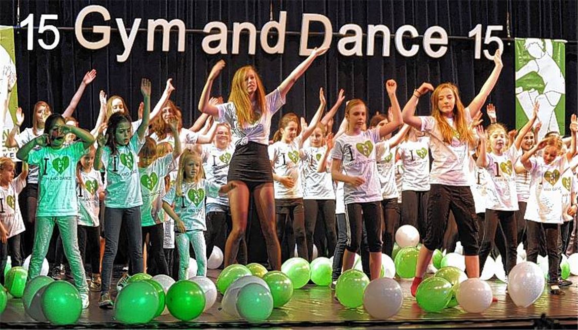 Eröffnung und Finale der Gym and Dance Night gestalten rund 360 Vereinsmitglieder gemeinsam auf der Bühne mit Luftballons in den Vereinsfarben Grün und Weiß. Fotos: Fotomoment