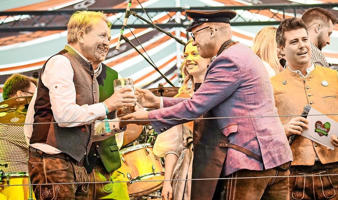 Eröffnungsfeier des 86. Stuttgarter Frühlingsfestes mit Bürgermeister Führmann, im Festzelt „Beim Benz“. Die erste Maß geht an Andreas Kroll.