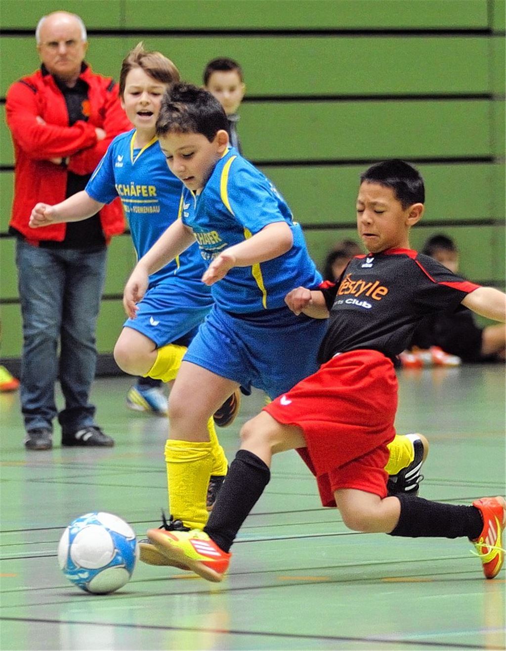 Eröffnungsspiel im F-Jugendturnier zwischen Phönix Lomersheim (blaue Trikots) und den Sportfreunden Mühlacker. Dieses endete 1:1 durch Tore von Felix Blutbacher, der die 1:0-Führung der Sportfreunde erzielte, und Salih Inaltekin, der für Lomersheim zum Ausgleich traf. Foto: Fotomoment